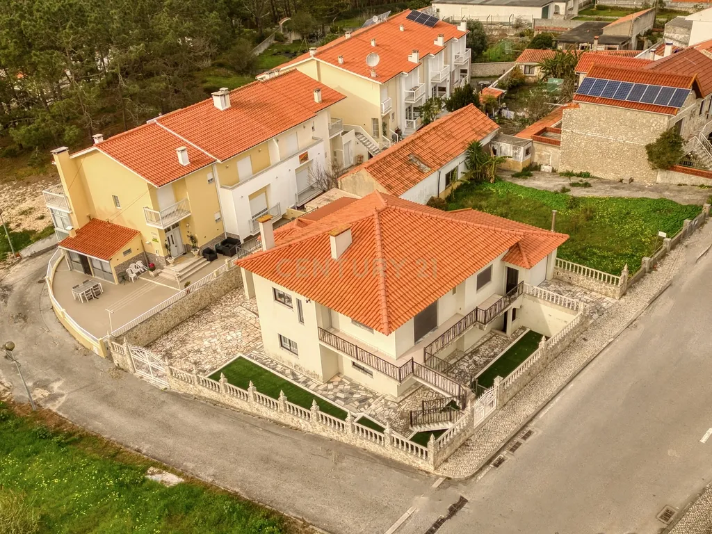 Moradia Espaçosa e Versátil com Excelente Potencial, em lote de 404m.