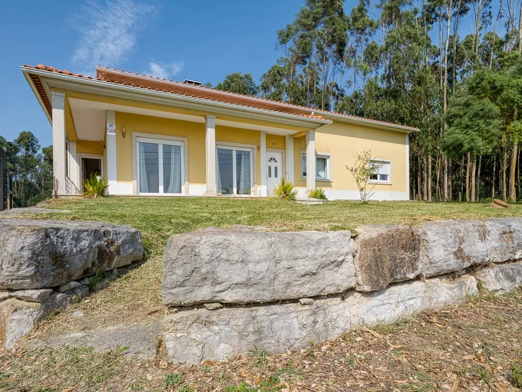Moradia Térrea em Turquel com Dois Pisos, Perfeita para Famílias e Convívios – Um Refúgio com Conforto e Espaço!